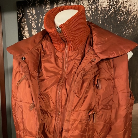 Script Orange Puffer Vest - 8 - Picture 2 of 5